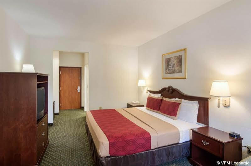 Econo Lodge Вітерфорд Екстер'єр фото